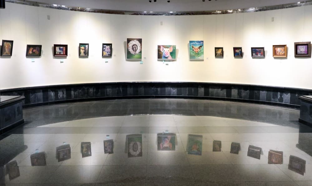 「我的畫，毛孩的話」郭曉君個展　港區藝術中心溫暖登場