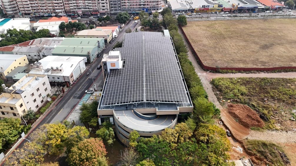 停車場遮陽兼發電　中市打造綠能屋頂年減碳近10萬棵樹