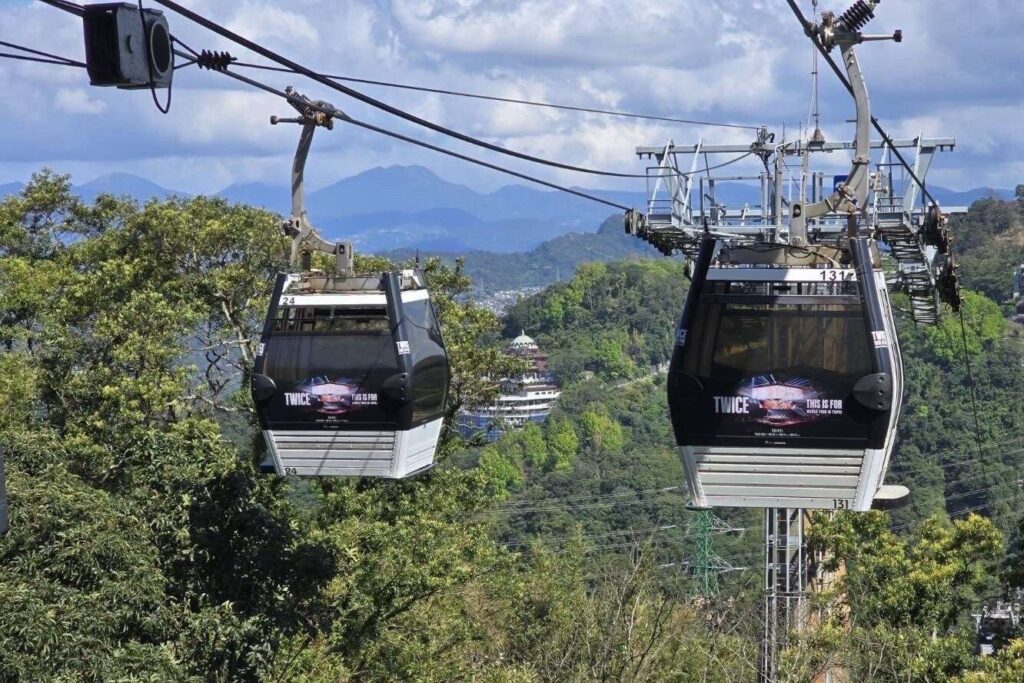 TWICE來臺全城應援！貓空纜車9臺彩繪車廂高空登場 北捷遊憩串聯城市應援 邀粉絲搭纜車登「天空綠洲」看臺北