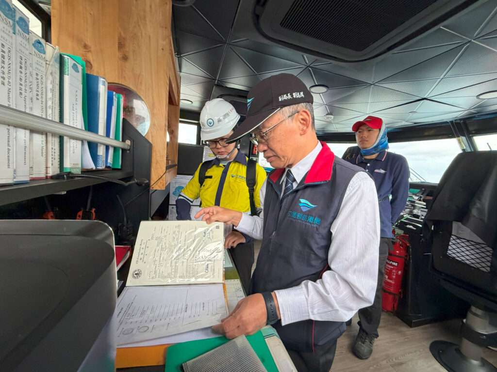 清明節連續假期海運疏運即將啟動，航港局已完成船舶及場站安全檢查，並提醒民眾注意船班動態並備妥身分證件、遵守行動電源正確攜帶使用方式