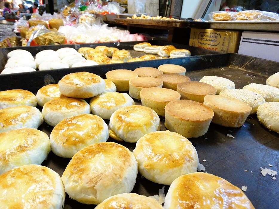 「鹹甜引路臺南味」水仙宮市場人氣名店「寶來香餅舖」，鳳片、蒜茸枝、餅粒仔古早味點心不容錯過